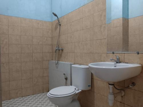 łazienka z toaletą i umywalką w obiekcie Hotel Benson w mieście Cikembulan