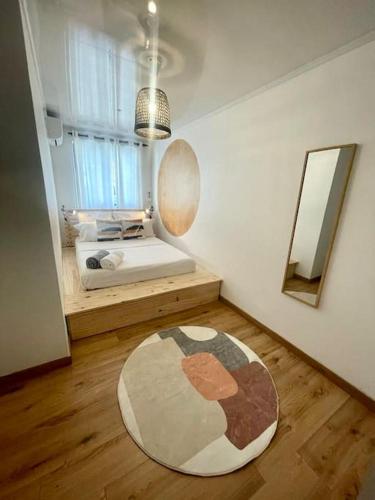 a room with a bed and a mirror and a rug at L appart dans les Nuages - Climatisé - Piscine - Vues panoramiques - Proche aéroport et Université in Sainte-Clotilde