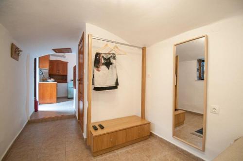 ein Ankleidezimmer mit einem Spiegel und einem Holztisch in der Unterkunft LUCA'S HOUSES in Chalki