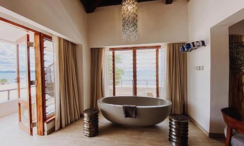 Mangochi的住宿－The Makokola Retreat，窗户客房内的大浴缸