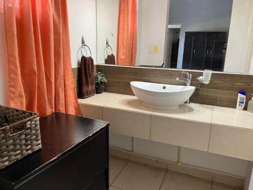 a bathroom with a sink and a mirror at PB 2 recamaras, alberca y futbolito in San Carlos