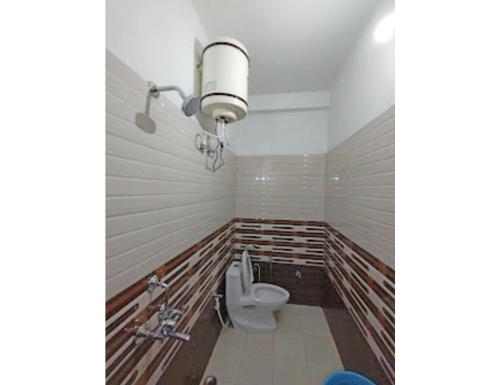 Hotel Tapovan Ganga view, Uttarkashi في Uttarkāshi: حمام مع مرحاض وضوء