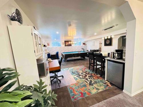 cocina y sala de estar con mesa de billar en 2 Bedrooms Private Basement Suite Close to Winsport & Downtown, en Calgary
