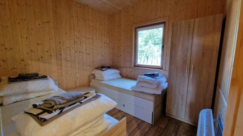 una camera con due letti e una finestra e asciugamani di Ośrodek Złotowo 