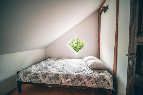 a bed in a room with a window at Korter vanalinna peatänaval in Viljandi