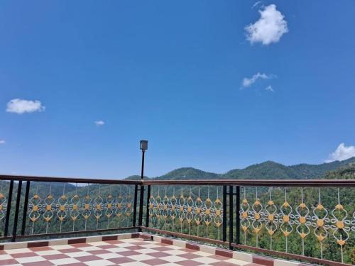 balcón con vistas a las montañas en Cozee Mozee Family Homestay en Kūfrī