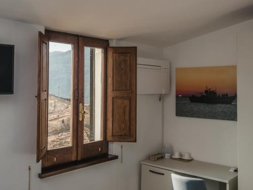 ein Fenster in einem Raum mit einem Schiff in der Unterkunft B&B Palazzo Policastri in Corigliano Calabro