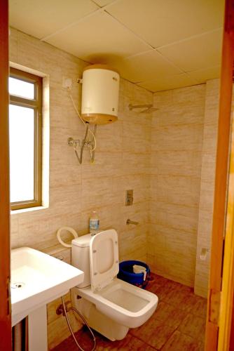 a bathroom with a toilet and a sink at Hare Krishna Home Stay in Vrindāvan