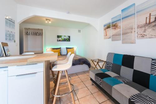 - une chambre avec un bureau et un lit dans l'établissement Beautiful renovated studio with view- Old Hyères, à Hyères