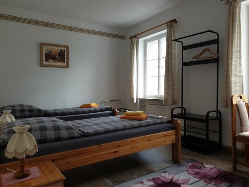 a living room with a couch and a bed at Kottmarschenke - Gästezimmer und Ferienwohnung am Kottmar in Kottmar