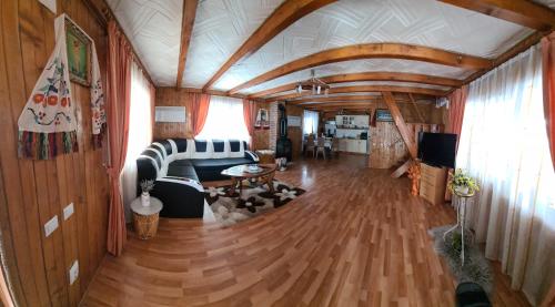 a living room with a couch and a table at Cabana Refugiul Montan Belis in Beliş