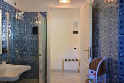 ein Bad mit einem Waschbecken und einer Dusche in der Unterkunft Hotel Oasi in Panarea