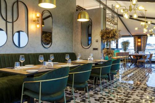 Ruang duduk di Ramada Encore by Wyndham Istanbul Sisli
