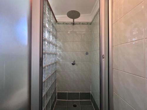 d'une douche à l'italienne avec une porte en verre. dans l'établissement Tropical Garden-04-F, à Nadi