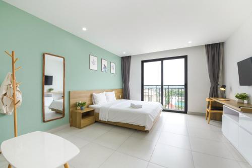 LP rental - Minimalist Studio Apartments في Thu Dau Mot: غرفة نوم بسرير ونافذة كبيرة