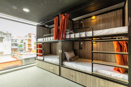 Двухъярусная кровать или двухъярусные кровати в номере Base Backpackers