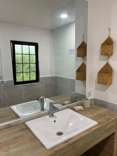 W łazience znajduje się umywalka i lustro. w obiekcie Panorama ananuri guest house w mieście Ananuri