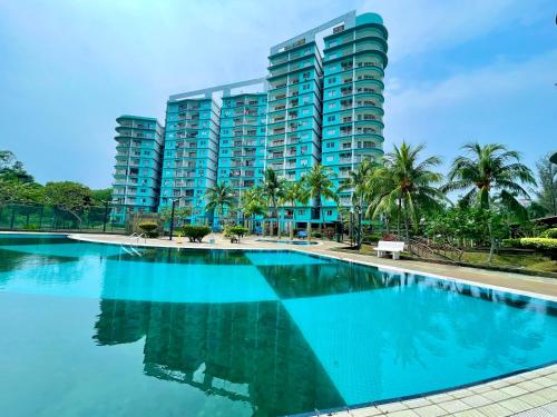 uma piscina em frente a um grande edifício de apartamentos em SEA LA VIE SWEET @ NAUTICA RESORT em Porto Dickson