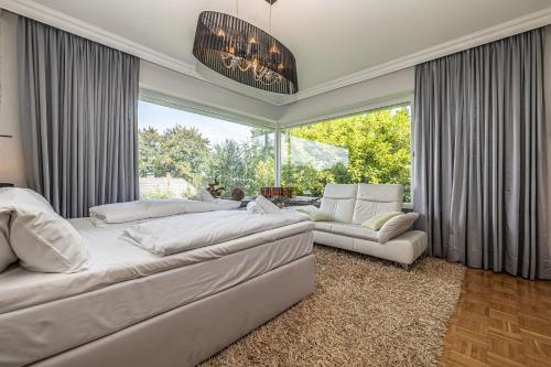 a bedroom with two beds and a large window at Heimathafen Solitüde - Hafenmeister - elegante Wohnung mit 2 Schlafzimmern und Terrasse in Flensburg