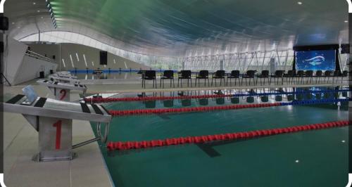 um ginásio com piscina com piscina em Casa botanic, zona centrica, amplio y funcional em Santiago del Estero