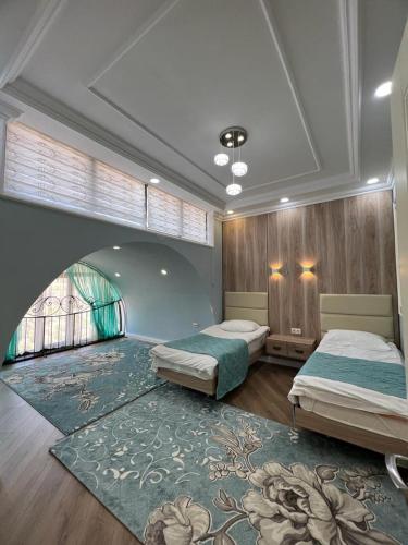 1 dormitorio con 2 camas y una alfombra grande en Отель РАЗАМ en Bosteri