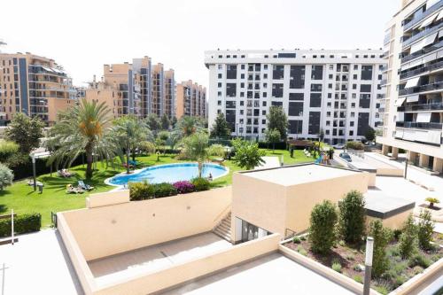 eine Luftansicht eines Parks mit Gebäuden in der Unterkunft Modern apartment, Pool & Air con, San Juan Playa in Alicante