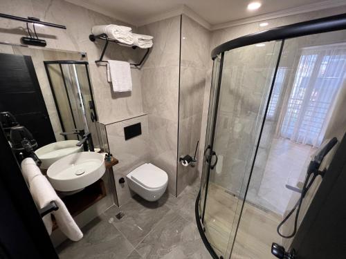Bilik mandi di Oji Hotel
