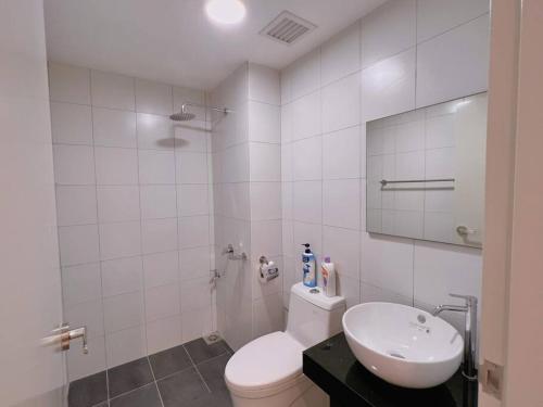 uma casa de banho com um WC, um lavatório e um espelho. em Cozy & Homely Chambers KL@3 Mins Walking Distance to LRT & Monorail em Kuala Lumpur
