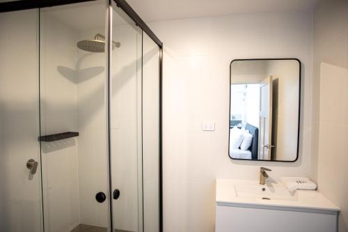 La salle de bains est pourvue d'un lavabo et d'un miroir. dans l'établissement The Albion Hotel, à Cootamundra