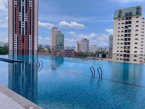 uma piscina com dois cisnes de metal na água em Cozy & Homely Chambers KL@3 Mins Walking Distance to LRT & Monorail em Kuala Lumpur