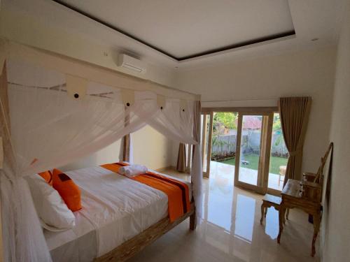 ein Schlafzimmer mit einem Bett und einem großen Fenster in der Unterkunft Comeon Amed in Amed