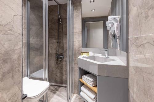 a bathroom with a sink and a shower at Hotel Villa Zurich in Istanbul