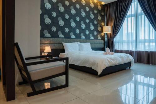 een slaapkamer met een bed, een stoel en een raam bij Premium Studio/C13 City View@1-2 Pax in Johor Bahru