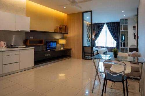 een keuken en een woonkamer met een tafel en stoelen bij Premium Studio/C13 City View@1-2 Pax in Johor Bahru
