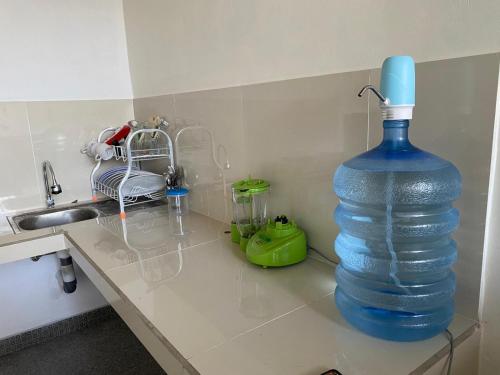 eine große blaue Flasche auf einer Küchentheke in der Unterkunft Comeon Amed in Amed
