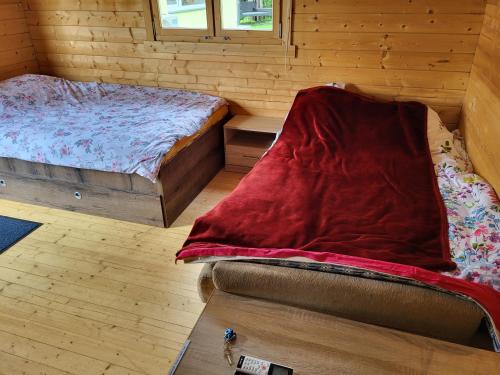 Habitación pequeña con cama y ventana en Aiamaja Sindi en Pärnu