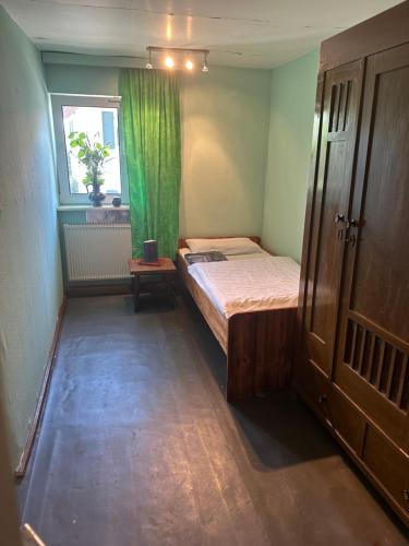 - une petite chambre avec un lit et une fenêtre dans l'établissement Monteurshaus im Leipziger Süde nähe A38, à Leipzig
