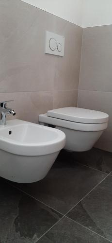a bathroom with a toilet and a bidet at Residence Maximilian in Vipiteno
