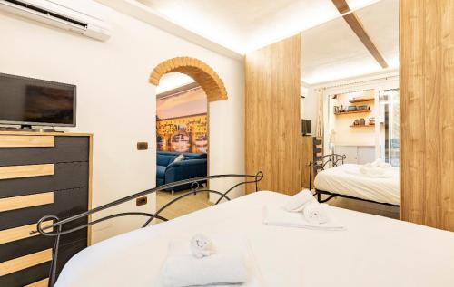 - une chambre avec 2 lits, une télévision et un miroir dans l'établissement Da Laura a Ponte Vecchio, à Florence