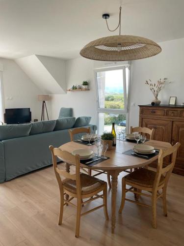 un salon avec une table et un canapé dans l'établissement Le Wim’bowé, à Wimille