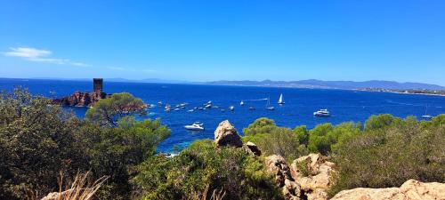 a large body of water with boats in it at Dans un cadre d'exception, Vue mer panoramique à Agay Côte d'Azur, Village Vacances Cap Esterel, 2 chambres, avec jardin, golf, climatisation, Wifi, 5 piscines in Agay - Saint Raphael