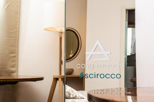 - un dressing avec un miroir et une table dans l'établissement Cosy Moods, à Trieste