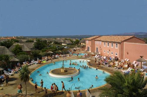 Výhľad na bazén v ubytovaní Le Mas aux Amoureux , Suite Romantique et Spa alebo v jeho blízkosti