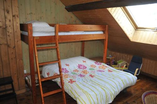 - une chambre mansardée avec 2 lits superposés dans l'établissement Grand appartement au centre du village minimum 2 nuits, à Autrans