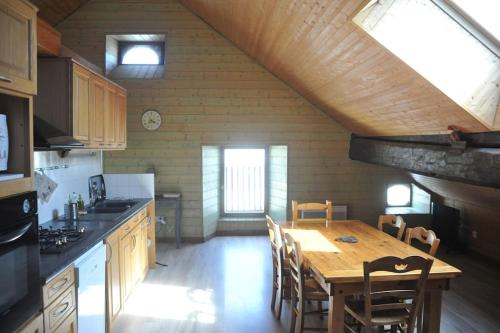 une cuisine avec une table en bois et une salle à manger dans l'établissement Grand appartement au centre du village minimum 2 nuits, à Autrans