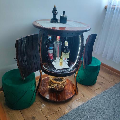 una mesa con botellas de vino encima en Jugi, en Novi Pazar