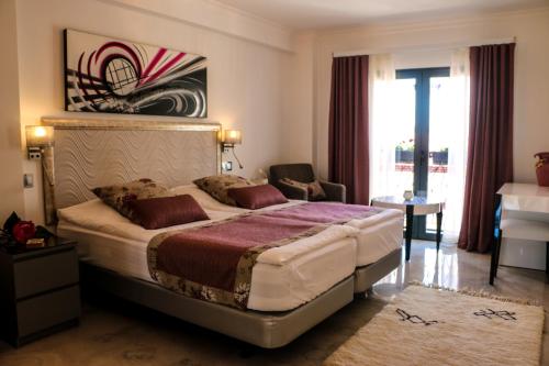 
a hotel room with a bed and a dresser at The Birds Nest in Alvor
