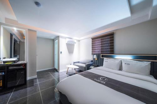 Un pat sau paturi într-o cameră la Hotel Duruwa Main Building