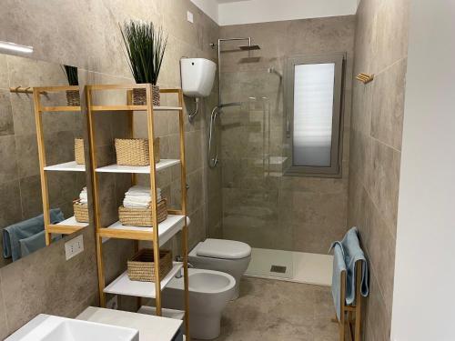 e bagno con servizi igienici e doccia. di Villa Il Gelso Bianco a Realmonte