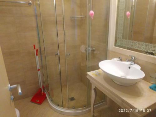 Harmony Palace Apartments tesisinde bir banyo